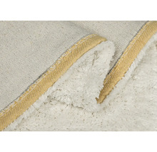 Nahaufnahme einer Kuscheldecke mit Bordüre