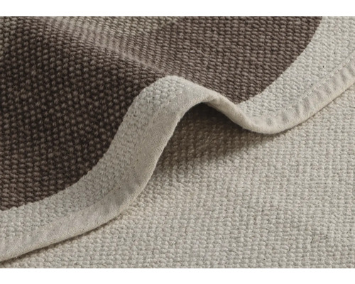 Detailansicht eines beigen und braunen Badteppichs