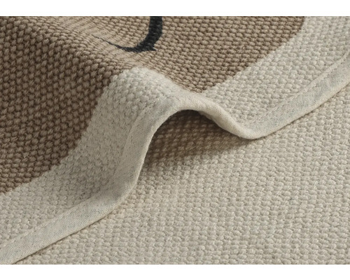 Nahaufnahme eines gewebten Teppichs mit Fransen