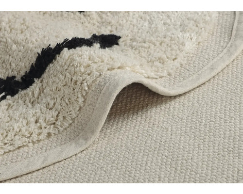 Detailansicht eines Teppichs mit Fransen und Muster