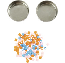 Zwei leere Metallschalen und eine Ansammlung von Bügelperlen