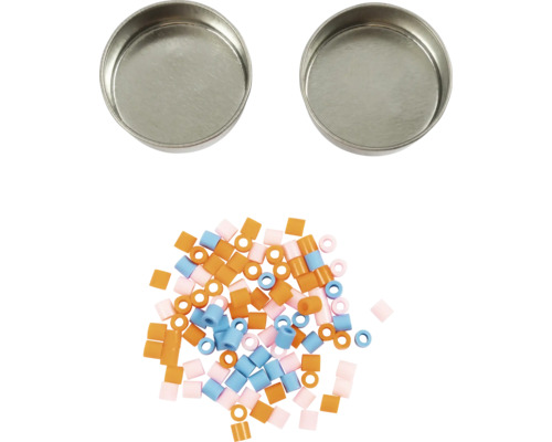 Zwei leere Metallschalen und eine Ansammlung von Bügelperlen