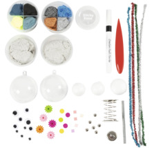 Bastelset mit Modelliermasse, Kugeln, Dekorationen und Zubehör für kreative Projekte