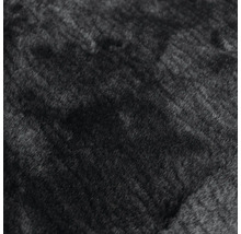 Schwarzer Teppich mit hochflorigem Flor