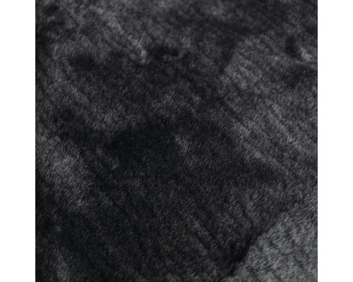 Schwarzer Teppich mit hochflorigem Flor