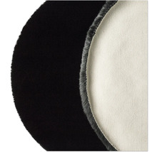 Detailansicht eines runden Teppichs mit Flor und Unterseite