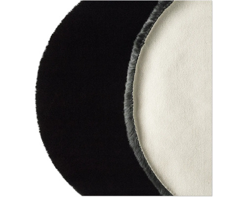 Detailansicht eines runden Teppichs mit Flor und Unterseite