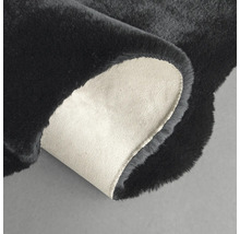 Schwarzer Teppich mit gewendeter Ecke zur Darstellung der Rückseite