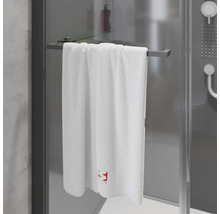 Weisses Handtuch hängt im Badezimmer an einem Handtuchhalter.