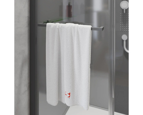Weisses Handtuch hängt im Badezimmer an einem Handtuchhalter.