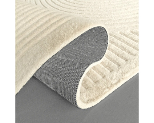 Vue détaillée d'un tapis beige avec motif géométrique