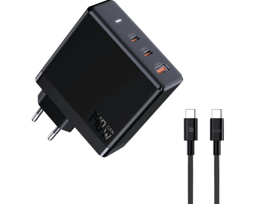 Schwarzes 140 Watt GaN Ladegerät mit USB-C- und USB-A-Anschlüssen sowie zwei USB-C-Kabeln