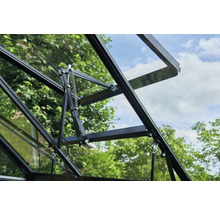 Detailansicht eines Gewächshausfensters mit automatischem Fensteröffner