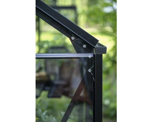 Detailansicht eines Gewächshauses mit Rahmen und Verglasung