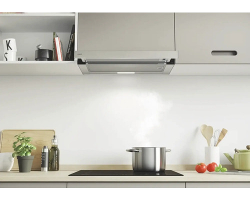 Küchenszene mit Dunstabzugshaube über einem Kochtopf auf einem Herd