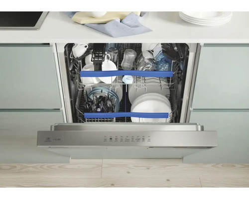 Offener Geschirrspüler mit Geschirr in einer modernen Küche.