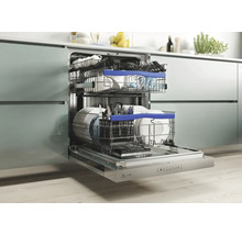 Lave-vaisselle ouvert avec vaisselle dans une cuisine moderne