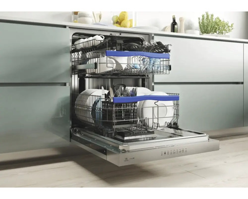 Offener Geschirrspüler mit Geschirr in einer modernen Küche