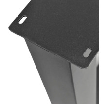 Nahaufnahme einer schwarzen Metall-Montageplatte für einen Möbelfuss mit Langlöchern.