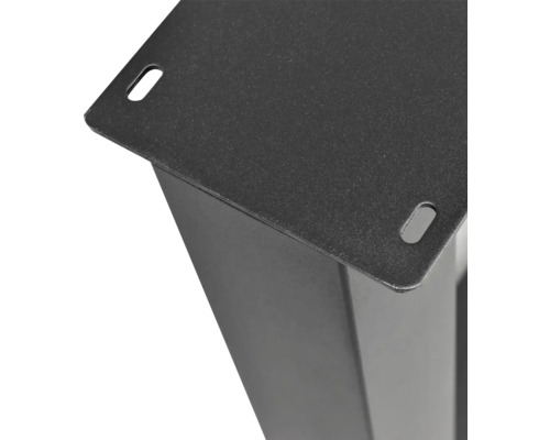 Nahaufnahme einer schwarzen Metall-Montageplatte für einen Möbelfuss mit Langlöchern.
