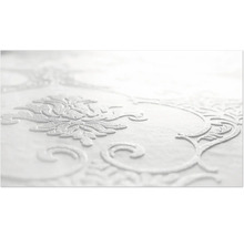 Gros plan d'un motif de papier peint blanc avec des motifs floraux