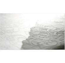 Gros plan d'un papier peint blanc avec un motif floral