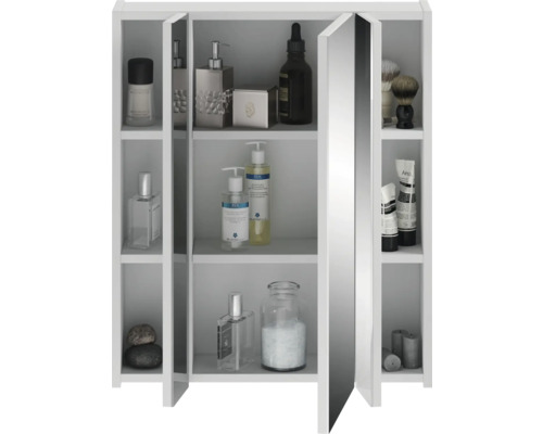 Weißer Spiegelschrank mit geöffneten Türen und verschiedenen Badartikeln