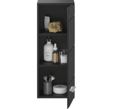 Armoire de salle de bains ouverte et foncée avec divers accessoires de salle de bains