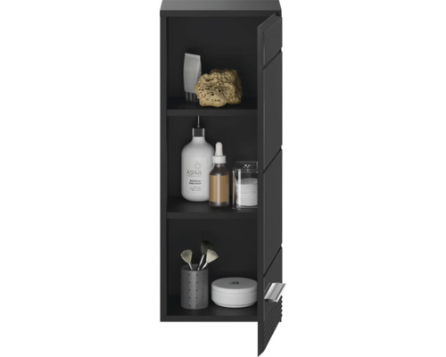 Armoire de salle de bains ouverte et foncée avec divers accessoires de salle de bains