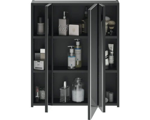 Badezimmerschrank mit geöffneten Türen und diversen Badartikeln auf den Regalen.