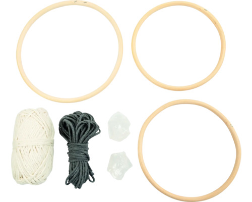 Bastelset mit drei Holzringen, Garn und Steinen
