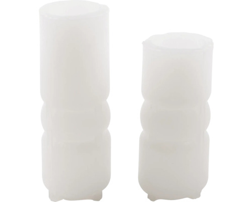 Zwei weisse Vasen aus Kunststoff