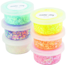 Stapel aus Glitzerknete in verschiedenen Behältern