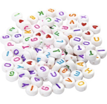 Viele weiße Perlen mit Buchstaben und Zahlen