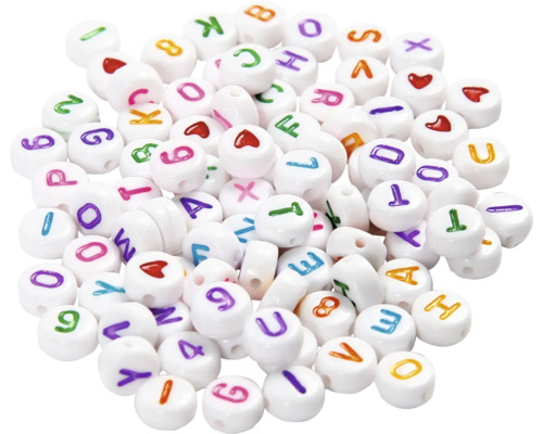 Viele weiße Perlen mit Buchstaben und Zahlen