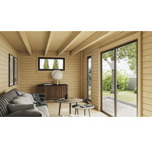 Vue intérieure d'une maison en bois avec canapé et porte coulissante