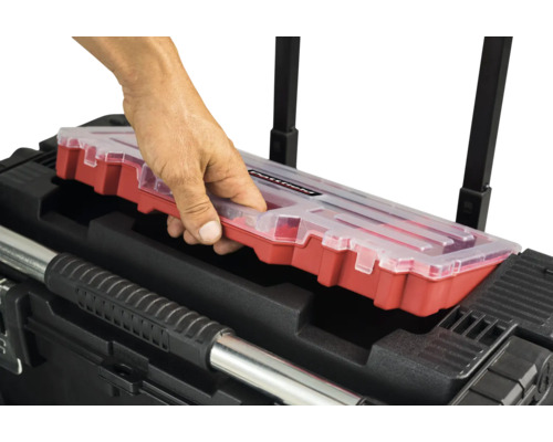 Detailansicht eines Werkzeugkoffers mit herausnehmbarem Einsatz