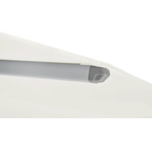 Vue détaillée d'un parasol avec armature grise