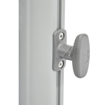 Vue détaillée d'un levier de serrage gris sur le poteau d'un parasol