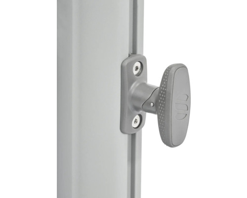 Vue détaillée d'un levier de serrage gris sur le poteau d'un parasol