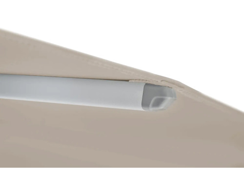 Vue détaillée d'un parasol avec entretoise métallique