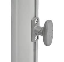 Vue détaillée d'une poignée de porte grise avec des vis sur une porte