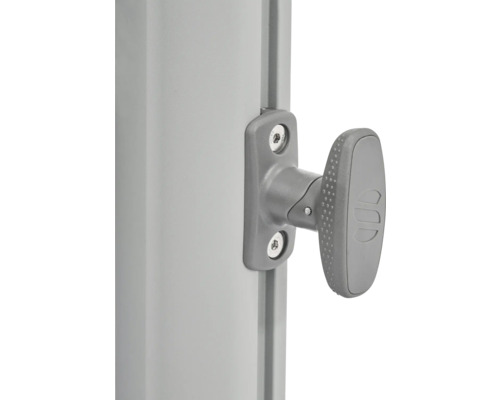 Vue détaillée d'une poignée de porte grise avec des vis sur une porte