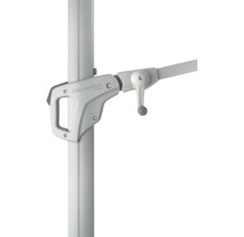 Gros plan sur le mécanisme d'inclinaison d'un parasol avec le logo Suncomfort by Glatz.