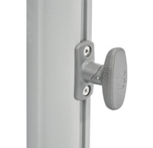 Vue détaillée d'une poignée tournante sur un pied de parasol