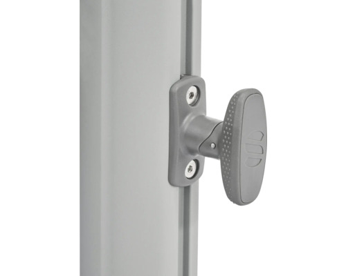 Vue détaillée d'une poignée de fenêtre sur un cadre de fenêtre