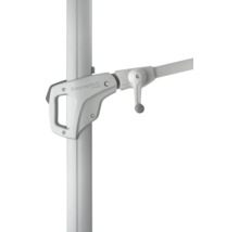 Gros plan d'un parasol avec mécanisme à manivelle et logo Suncomfort by Glatz