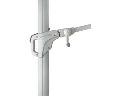 Gros plan d'un parasol avec mécanisme à manivelle et logo Suncomfort by Glatz