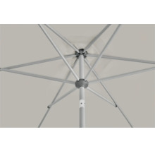 Vue détaillée des baleines et du cadre d'un parasol