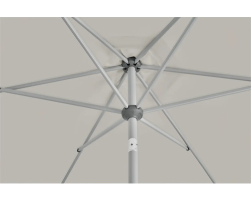 Vue détaillée des baleines et du cadre d'un parasol